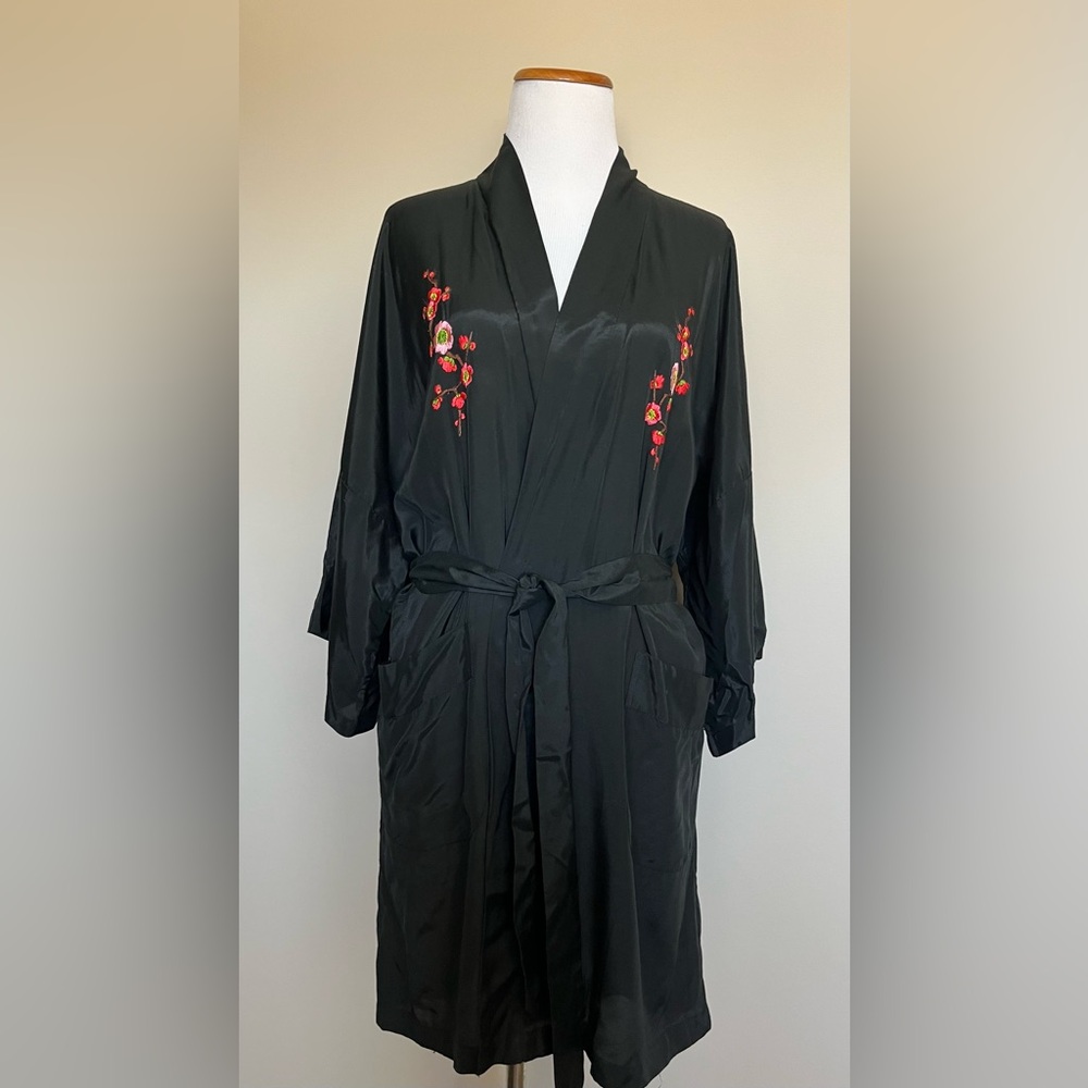 Vintage Silver Lake Black Embroidered Robe with Tie Size Large